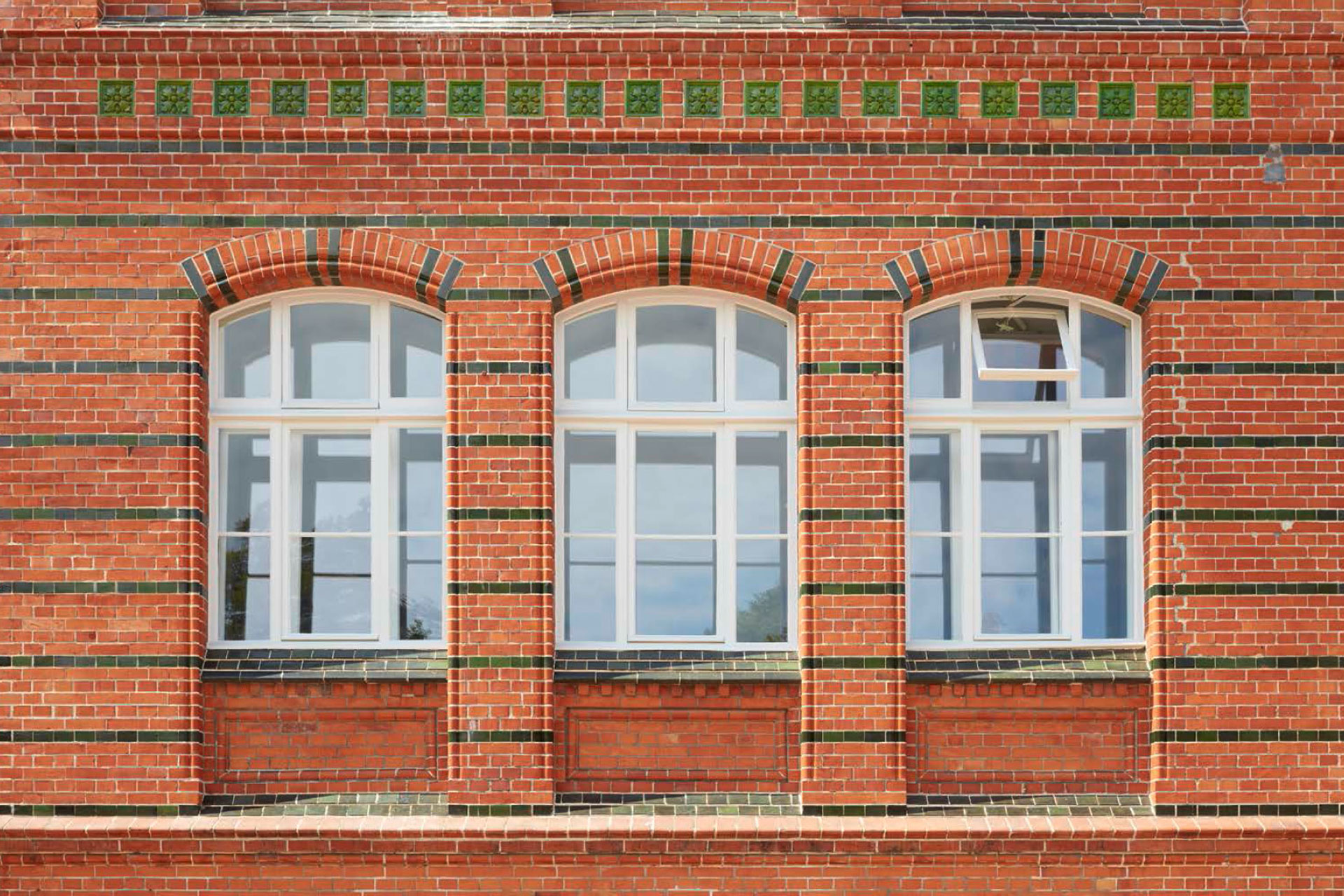 Studentenwohnheim Lübeck: Detail denkmalgeschützte Fassade